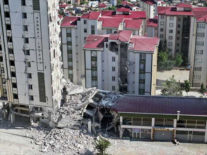 Kahramanmaraş'ta hasarlı binaların yıkımı sürüyor