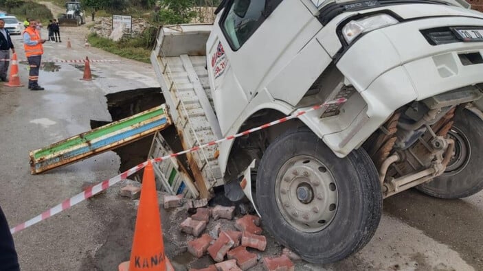 Denizli'de kamyon çöken yolun içine düştü