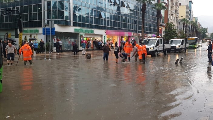 Denizli'deki sağanak yağış hayatı felç etti