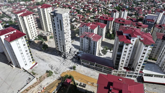 Kahramanmaraş'ta hasarlı binaların yıkımı sürüyor