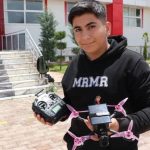 Adıyamanlı depremzede öğrenci, kaybettiği öğretmeni anısına güneş panelli dron geliştirdi