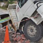 Denizli'de kamyon çöken yolun içine düştü