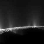 Satürn'ün uydusu Enceladus'tan fışkıran dev su buharı görüntülendi