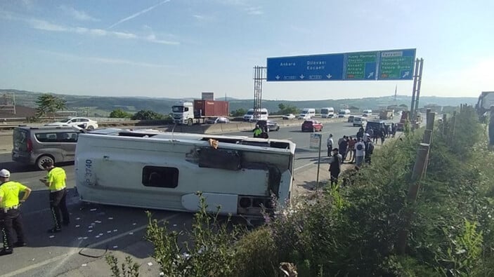 Kocaeli'nde işçi servisi tıra çarptı: 13 yaralı