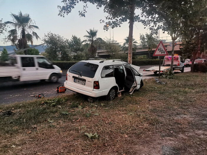 İzmir'de satılık araçla ağaca çarpan sürücü hayatını kaybetti