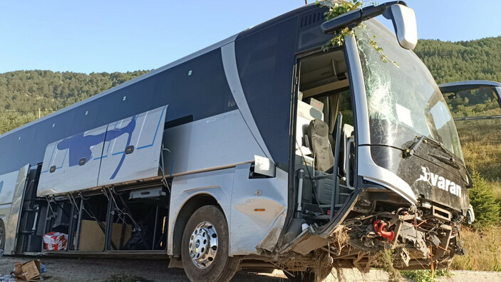 Bolu'da yolcu otobüsü yoldan çıktı: 2’si ağır 14 yaralı