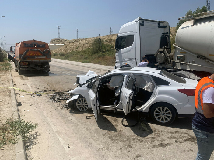 Adana'da otomobil, yol süpürme aracına çarptı: Anne öldü, 3 çocuğu yaralandı