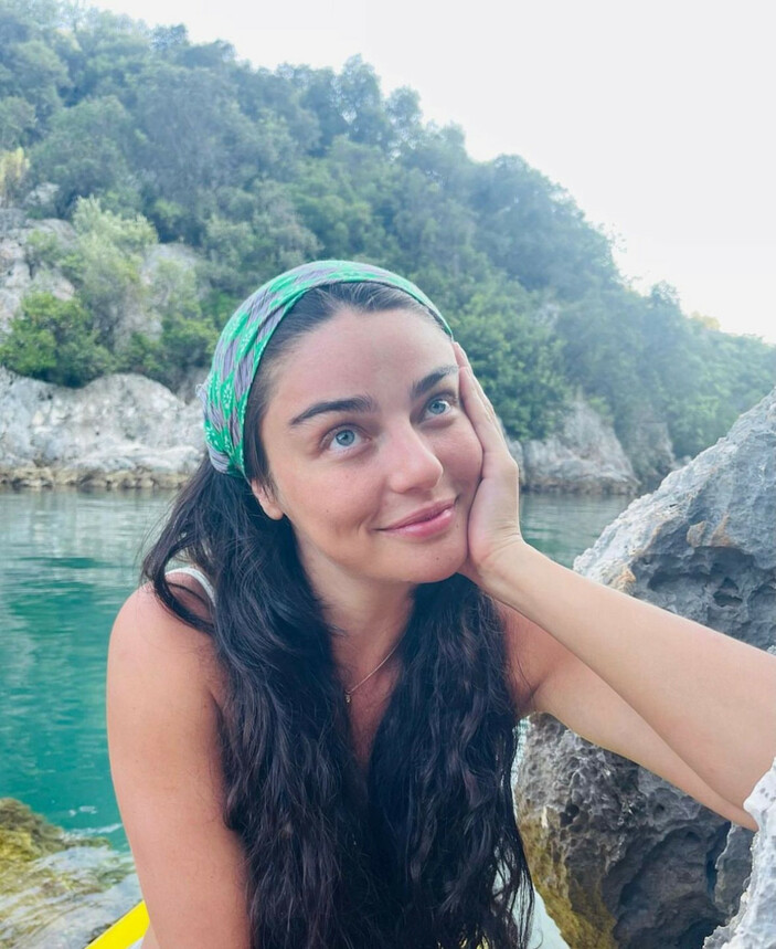 Ayça Ayşin Turan duru güzelliğiyle kendine hayran bıraktı! Cesur pozlarına yorum yağıyor