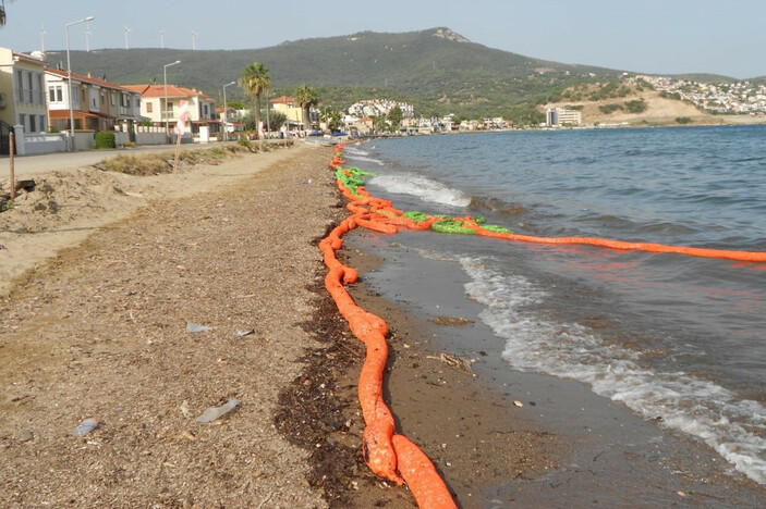 İzmir gemiden sızan petrol türevi atık denizi kirletti