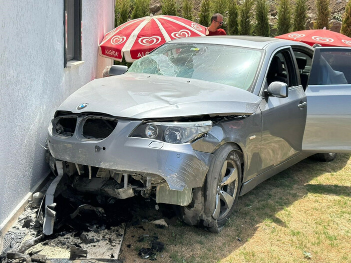 Muğla'da otomobil metrelerce yükseklikten evin bahçesine düştü