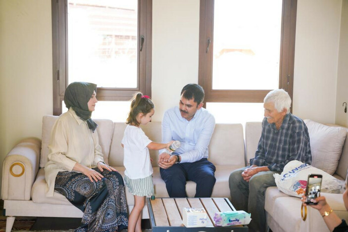 Murat Kurum, Manavgat yangınında evi hasar gören çifti unutmadı