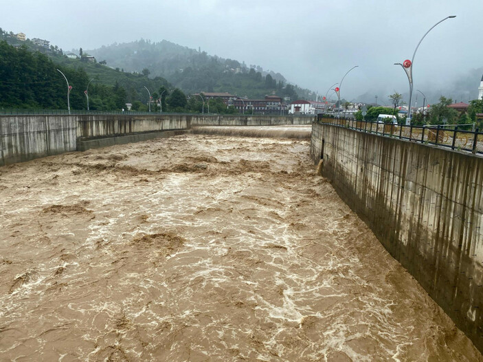 Rize'de sarı kodlu sağanak uyarısı! Derelerde su seviyesi arttı