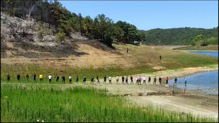 Sultangazi'de orman yangını: İnsan zinciri oluşturarak kovalarla su taşıdılar