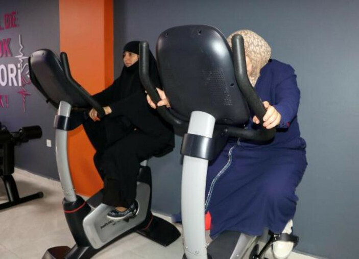 Vanlı kadınlar diyetisyen eşliğinde spor yapıp kilo veriyor