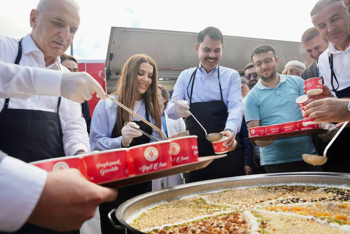 Murat Kurum, Ümraniye'de aşure dağıttı