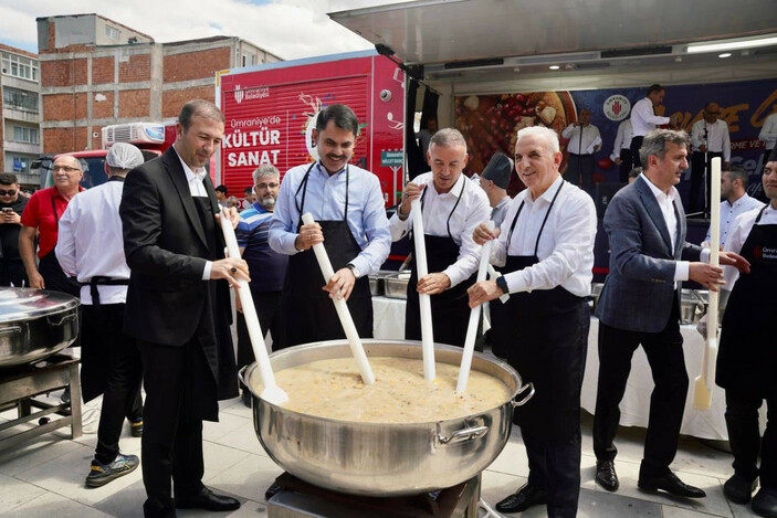 Murat Kurum, Ümraniye'de aşure dağıttı