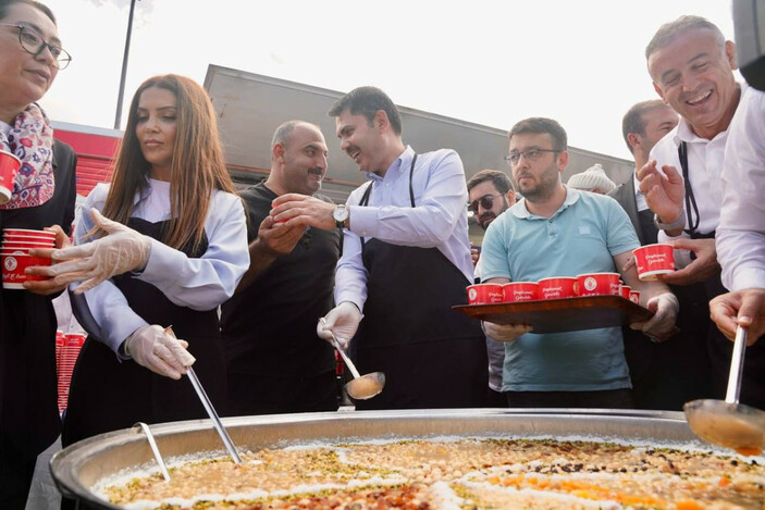 Murat Kurum, Ümraniye'de aşure dağıttı