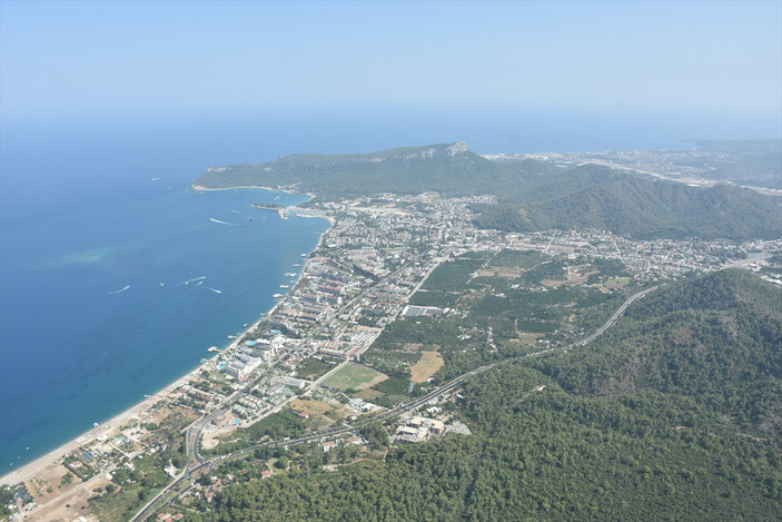 Kemer’deki yanan alanlar havadan görüntülendi