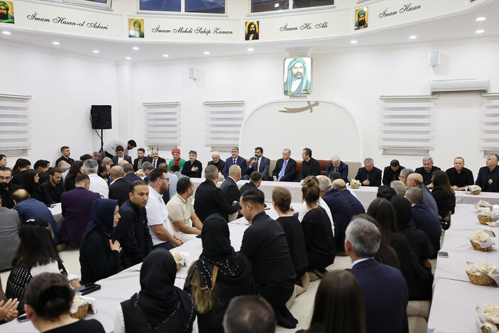 Cumhurbaşkanı Erdoğan cemevinde muharrem ayı iftarına katıldı