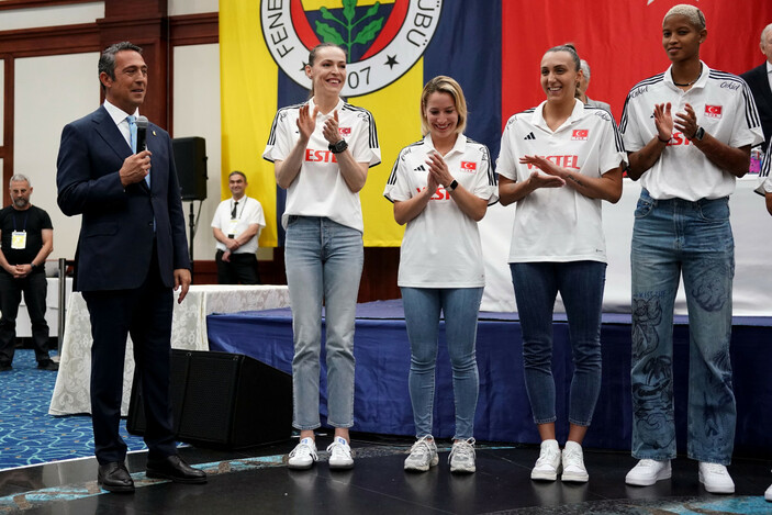 Fenerbahçe'de Filenin Sultanları ayakta alkışlandı