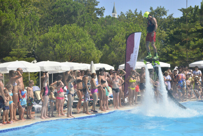 Antalya'da bileklik temin eden turistler otellerde