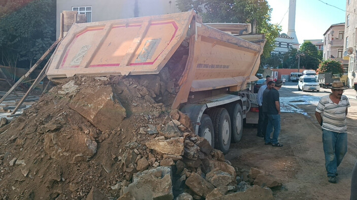 Kocaeli'de geri manevra yapan hafriyat kamyonu baba ve 2 çocuğunu ezdi