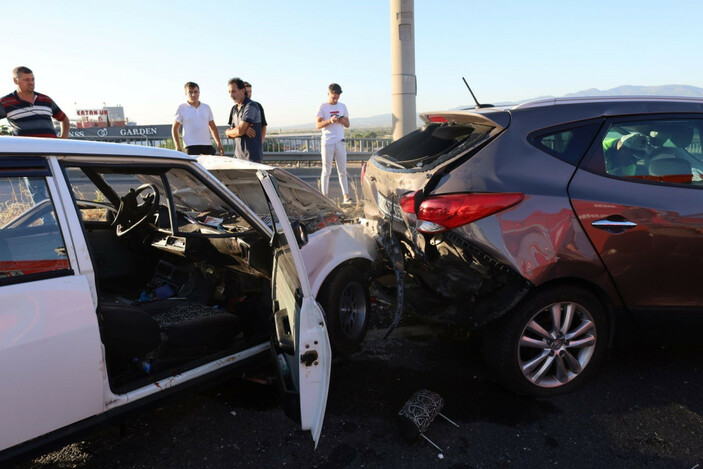 Manisa'da otomobile başka araç arkadan çarptı: 9 yaralı