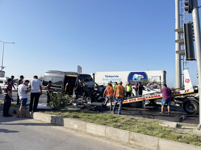 Antalya'da turistleri taşıyan tur minibüsü tıra çarptı: Ölü ve yaralılar var