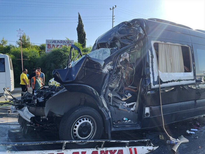 Antalya'da turistleri taşıyan tur minibüsü tıra çarptı: Ölü ve yaralılar var