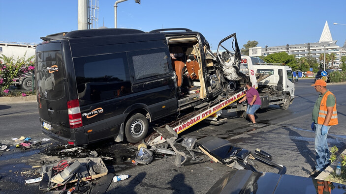 Antalya'da turistleri taşıyan tur minibüsü tıra çarptı: Ölü ve yaralılar var