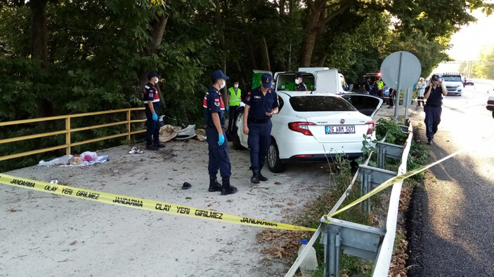 Bursa'da kazaya karışan otomobil yol kenarında mola veren ailenin arasına daldı: 1 ölü 1 yaralı