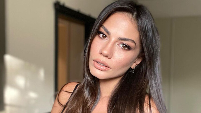 Demet Özdemir dekolteli ayna pozlarıyla Instagram'ı salladı! 'Alev aldı buralar'