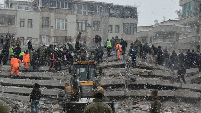 Deprem bölgesindeki yardımları evine götüren polis: Kaybolmasın diye eve götürdüm