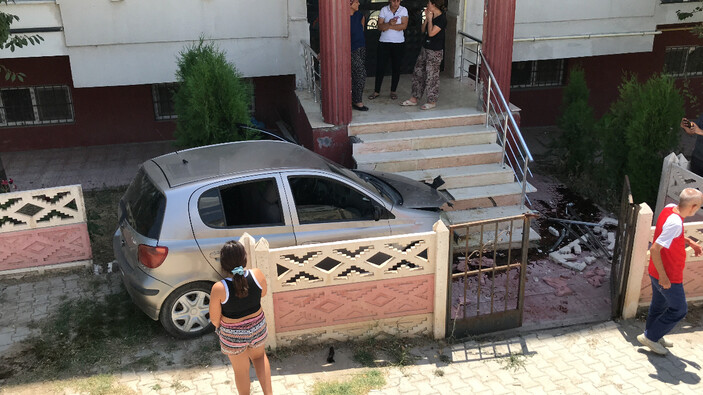 Elazığ'da virajı alamayan kadın sürücü apartman bahçesine uçtu