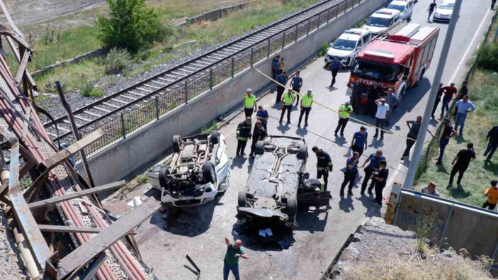 Erzurum'da 2 araç 7 metrelik köprüden düştü