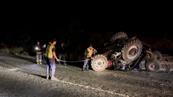 Eskişehir'de yolcu otobüsü traktöre çarptı: 3’ü ağır 6 yaralı