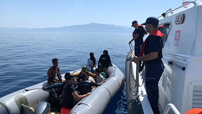 İzmir'de 14 düzensiz göçmen yakalandı