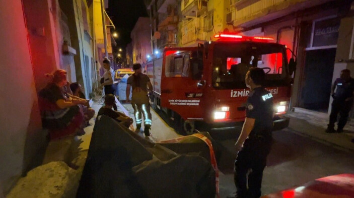 İzmir'de alevlerin arasında kalan kişi hayatını kaybetti