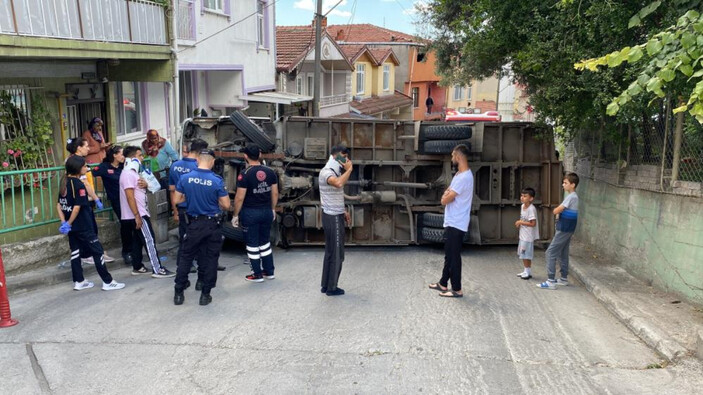 Kocaeli'de kontrolden çıkan kamyon devrildi