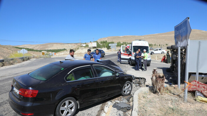 Malatya'da tarım işçilerini taşıyan minibüs ile otomobil çarpıştı: 9 yaralı