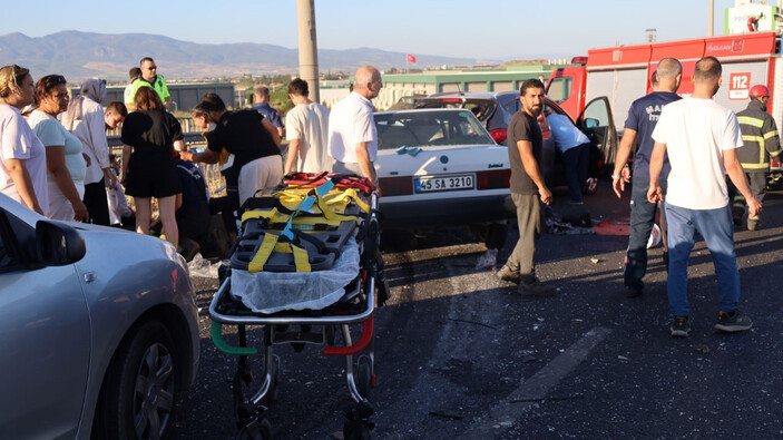 Manisa'da otomobile başka araç arkadan çarptı: 9 yaralı