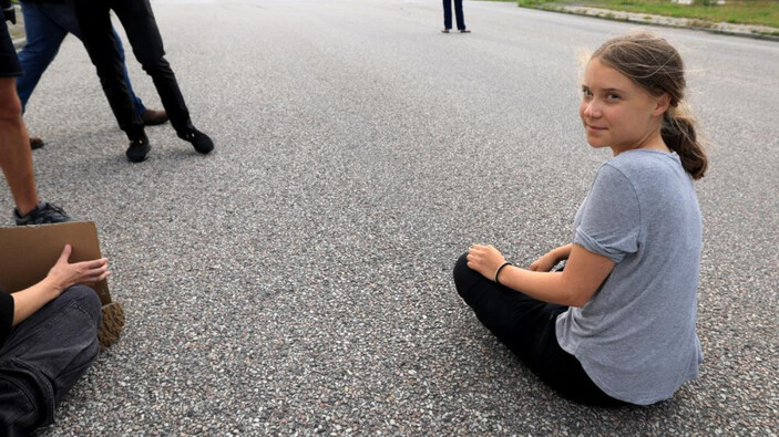 Polisin uyarılarına uymayan Greta Thunberg'e para cezası