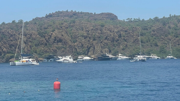 Rodos Adası'ndaki yangından yatla kaçanlar Marmaris koylarına geldi