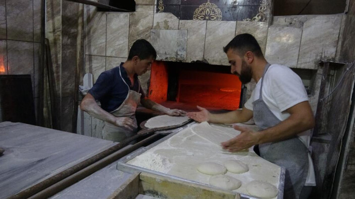 Siirt’te fırıncılar, kavurucu sıcakta mesai yapıyor