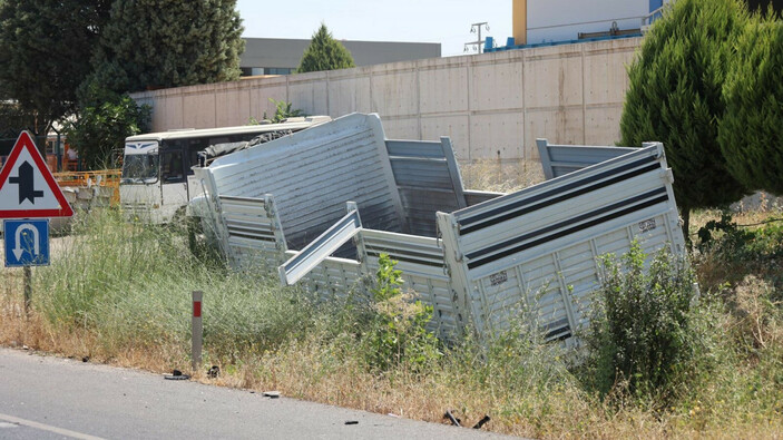 Manisa'da kaza: Şoför ve 2 oğlu yaralı