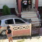 Elazığ'da virajı alamayan kadın sürücü apartman bahçesine uçtu