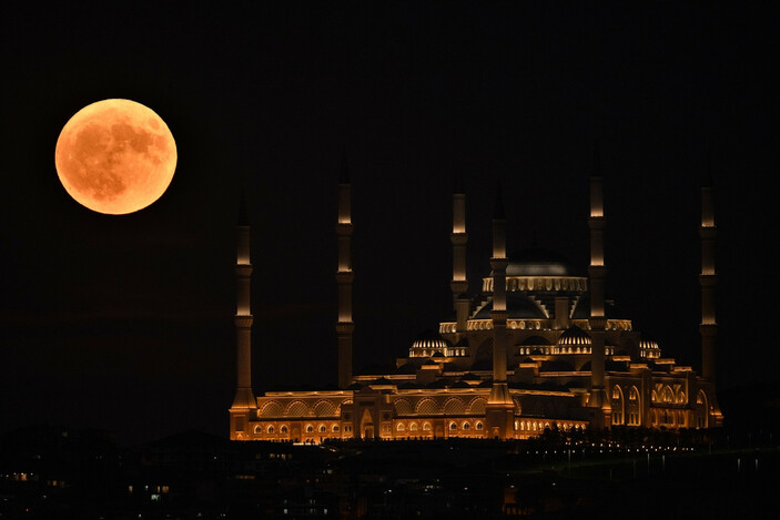 İstanbul'da 'Süper Ay' manzarası adeta büyüledi