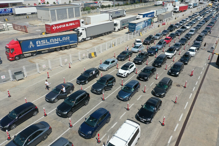 Kapıkule Sınır Kapısı'nda yoğunluk! Gurbetçilerin dönüş yolculuğu başladı