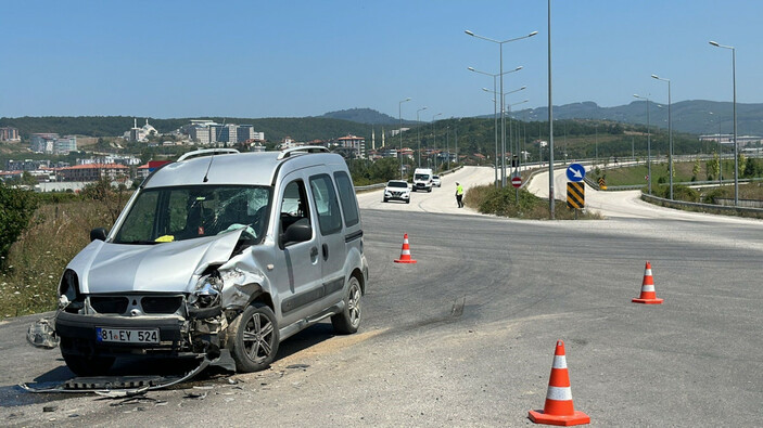 Düzce'de minibüs ve hafif ticari araç birbirine girdi