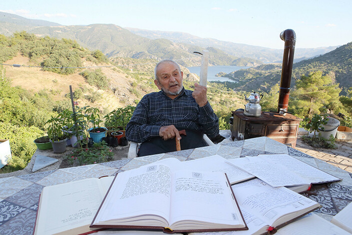 Çorum'da askerde başladığı günlük tutma alışkanlığını 70 yıldır bırakmadı